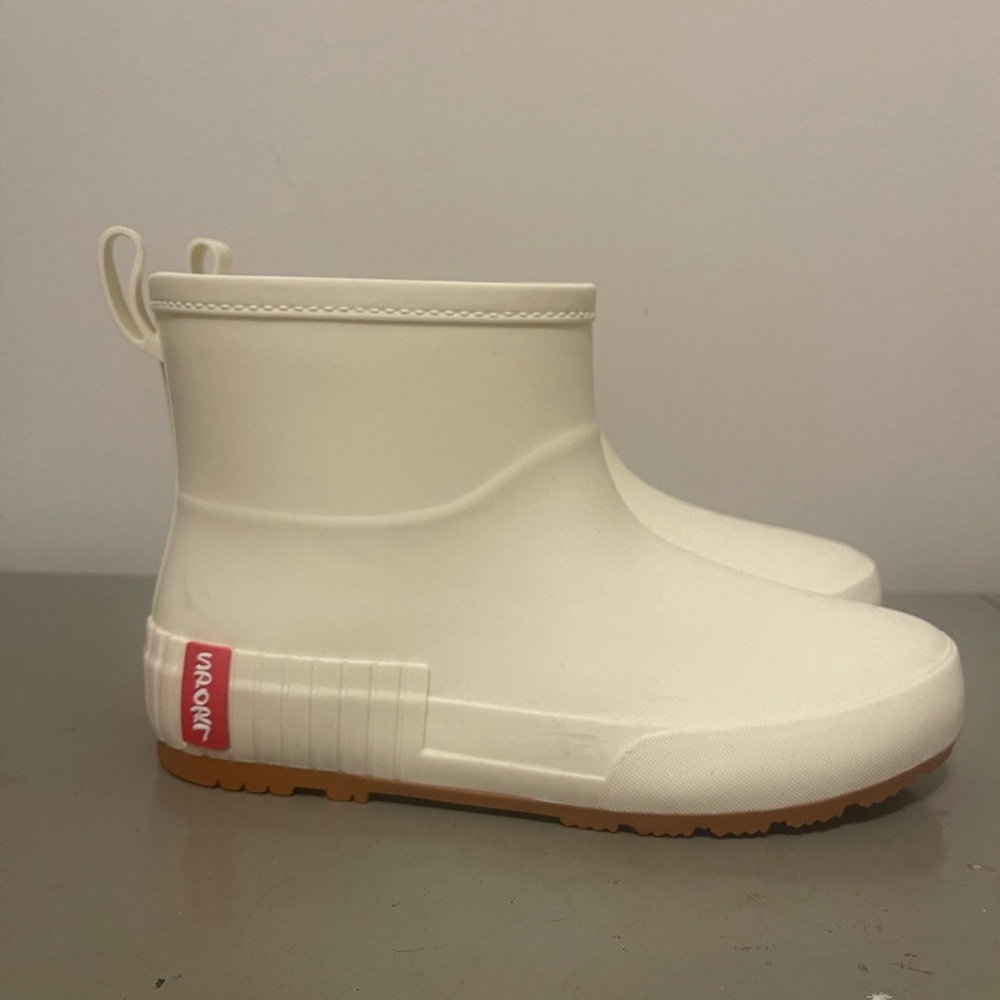 Women’s size 9 SHEIN rain boots.
